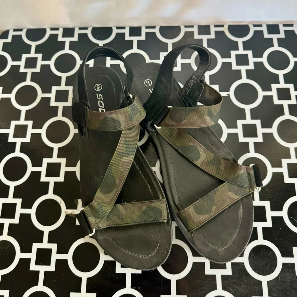 Soda Camo Sandals ~ Size 9